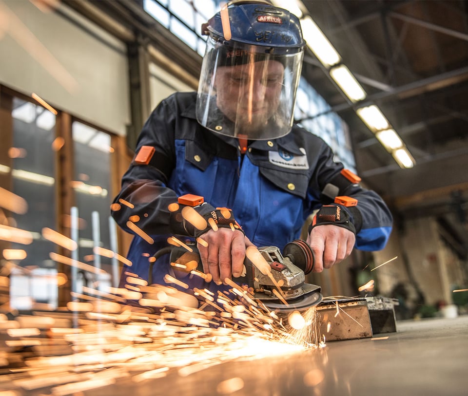 Welder wearing Xsens Awinda suit